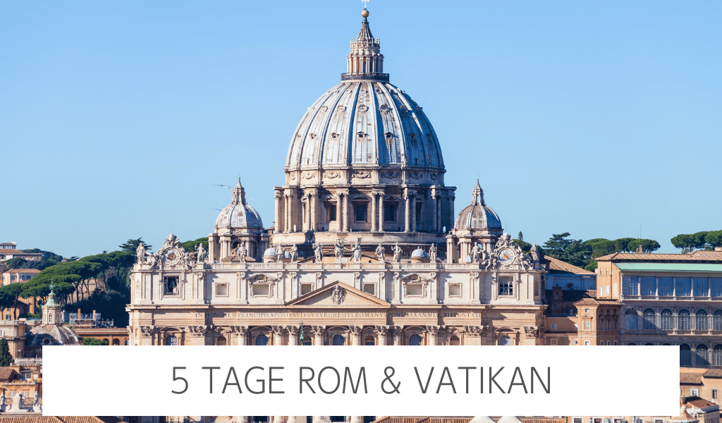 Fassade des Petersdoms mit großer Kuppel und zwei kleineren Kuppeln im Vatikan bei klarem Himmel. Unten steht in Großbuchstaben der Text '5 Tage Rom & Vatikan'.