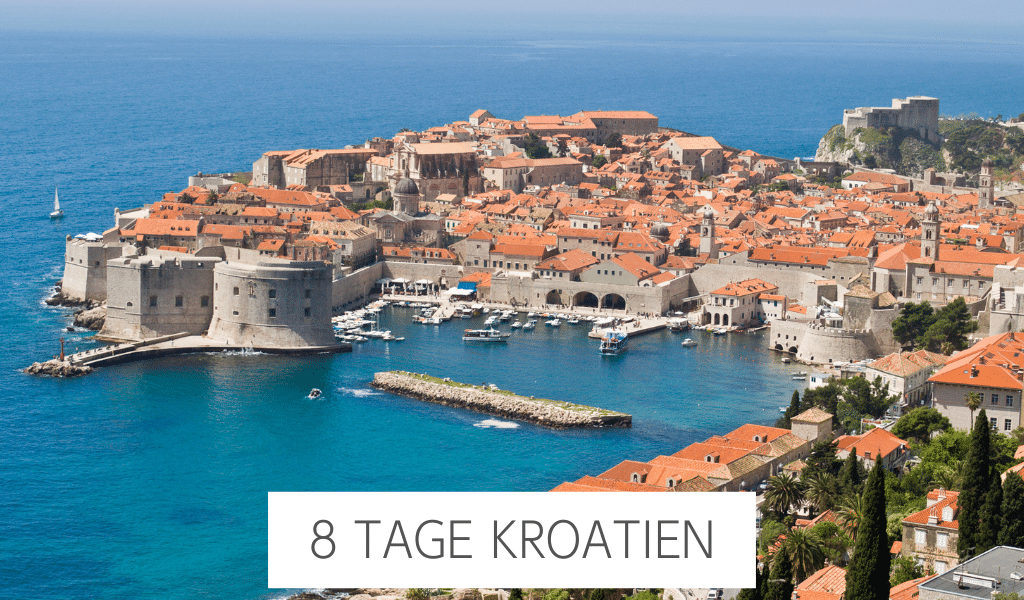 Zu sehen ist die Stadt Barc von oben mit Häusern, Küste und blauen Meer. Vorn steht 8 Tage Kroatien.