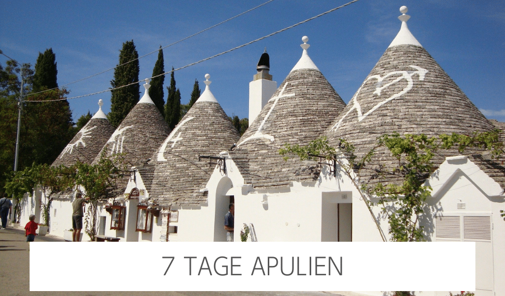 Auf dem Bild zu sehen sind die kegelförmigen, weißen Häuser Trulli in Alberobello Apulien (UNESCO-Weltkurlturerbe). Ein Mann arbeitet an einem Haus und ein kleines Kind läuft vorbei. Der Himmel ist strahlend blau.