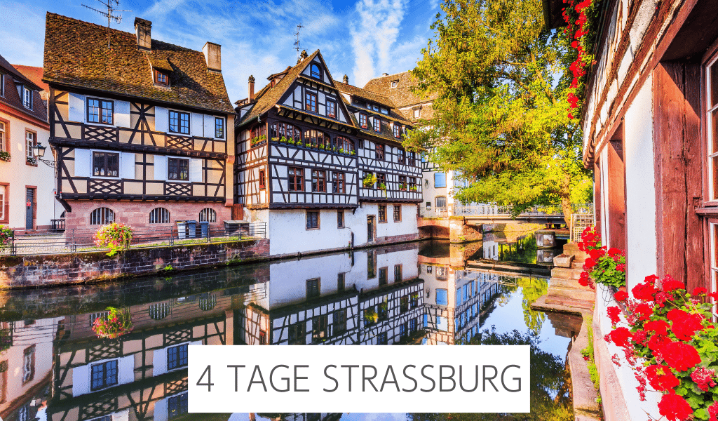 Auf dem Bild zu sehen ist die Strassburg. Links und rechts Fachwerkhäuser die sich im Wasser spiegeln. Unten in der Mitte zu steht 4 Tage Strassburg