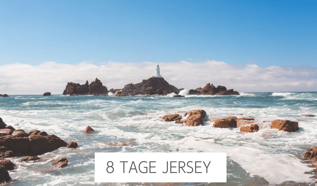 Auf dem Bild zu sehen ist das Meer der Kanalinsel Jersey. Tosende Wellen und Felsen rechts und links.