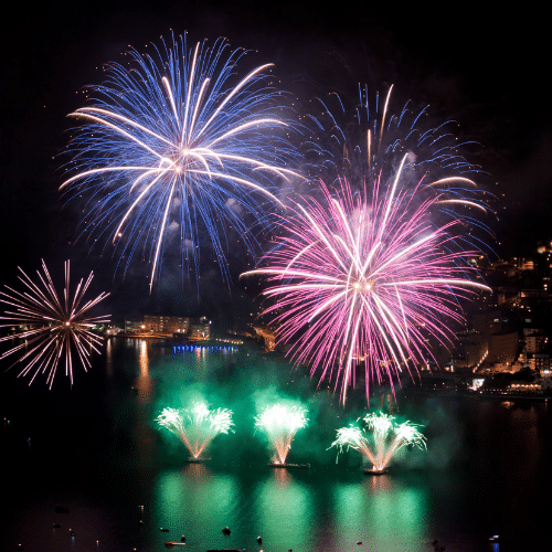Auf dem Bild zu sehen ist ein Feuerwerk am Luganersee an Silvester